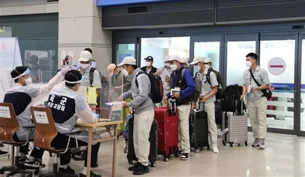 Vietnamese workers wait to handle entry procedures at Incheon International Airport of the RoK. (Photo: VNA)