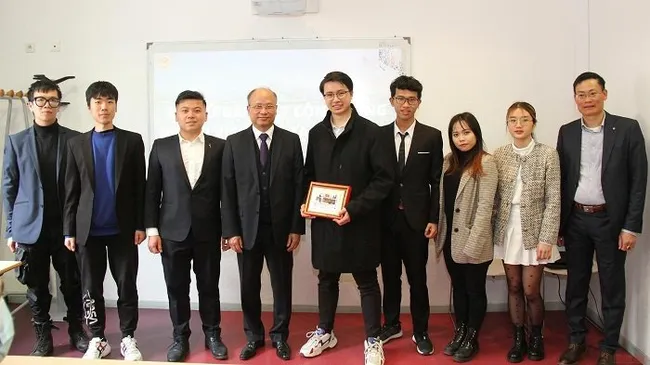 Vietnamese Ambassador to France Dinh Toan Thang (fourth from left) and delegates at the event (Photo: NDO)