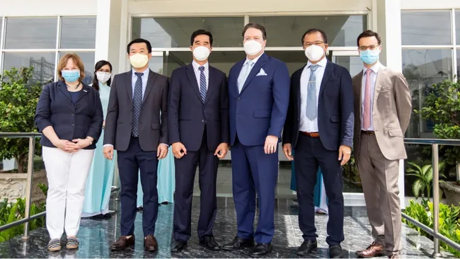 Vinamilk representatives receive US Ambassador to Vietnam Marc Evans Knapper