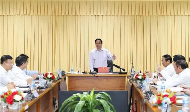 Prime Minister Pham Minh Chinh works with leaders of O Mon 1 Thermal-power Plant (Photo: VNA)
