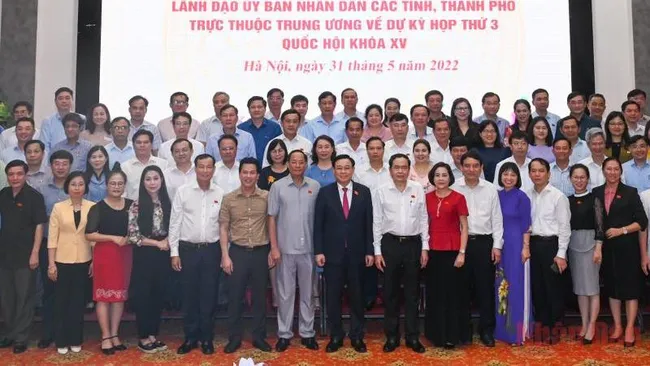 National Assembly Chairman Vuong Dinh Hue and provincial leaders. (Photo: Duy Linh)