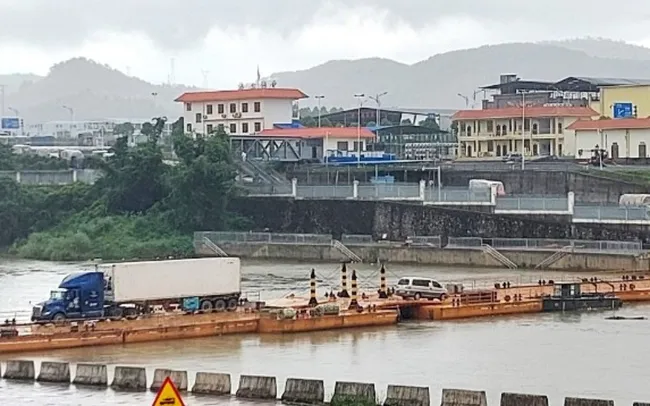 Vehicles carrying import and export goods carry out customs clearance procedures through the opening of temporary floating bridge Km3+4 in Hai Yen, Mong Cai, on the morning of May 30.