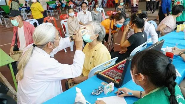 Doctors provide free health check-ups for OVs and Lao people . (Photo: VNA)