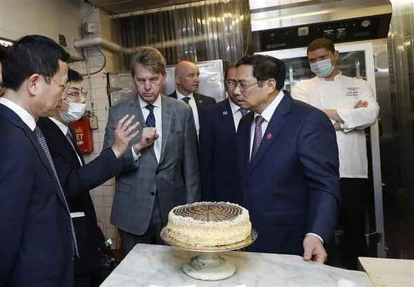 Prime Minister Pham Minh Chinh visits Omni Parker House Hotel in Boston, the capital of Massachusetts where late President Ho Chi Minh used to work from 1911 to 1913. (Photo: VNA)