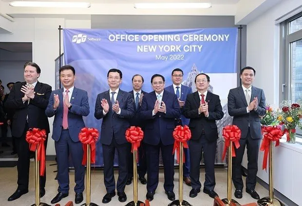 PM Pham Minh Chinh (front, third from right) and other officials at the opening ceremony of the FPT Software office in New York on May 15 (Photo: VNA)