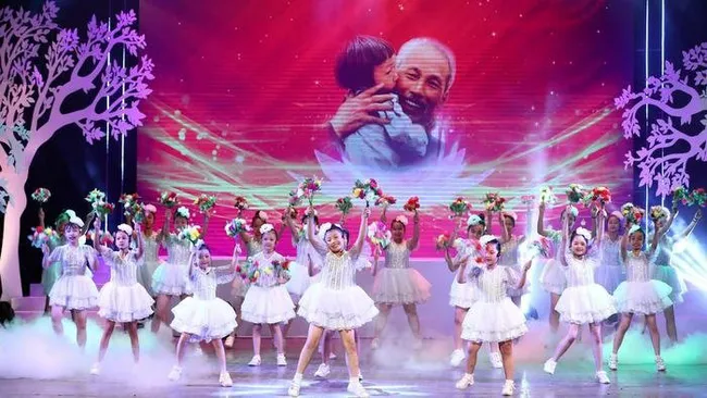 The art programme used many precious documentary images. (Photo: NDO)