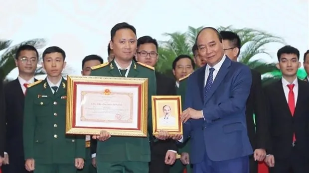 President Nguyen Xuan Phuc presents Ho Chi Minh Awards in Science and Technology to authors (Photo: VNA)