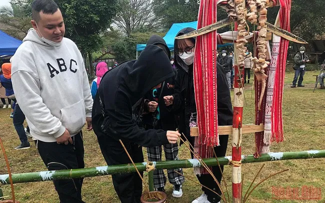 Visitors drink wine at the Ba Na ethnic group's house on the occasion of the new year.
