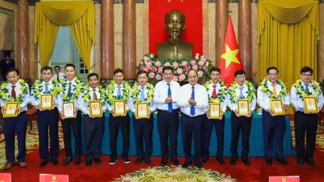 President Nguyen Xuan Phuc and outstanding oil and gas workers. (Photo: Presidential Office)
