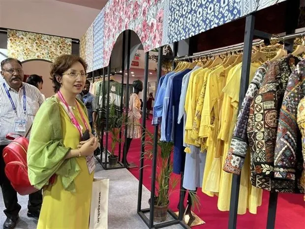 At a stall run by Vietnamese firms (Photo: VNA)
