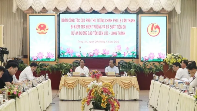 The working session between Deputy PM Le Van Thanh and the parties concerned in the construction of the Ben Luc-Long Thanh Expressway.