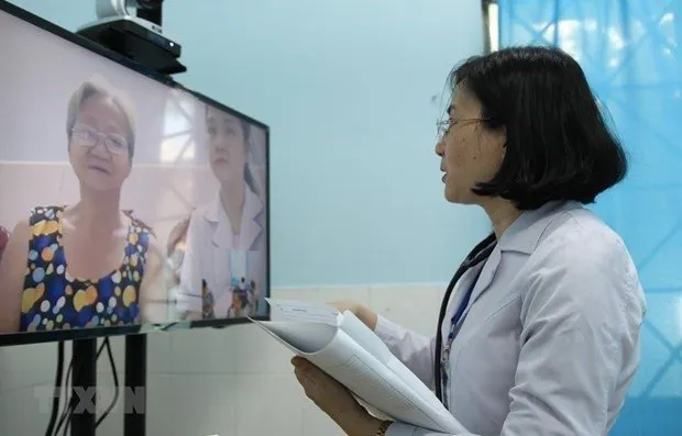 Providing check-up for a patient (Photo: VNA)