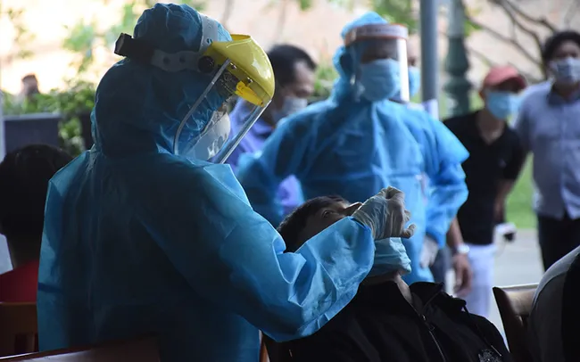 A health worker collects sample for COVID-19 testing (Photo: NDO)