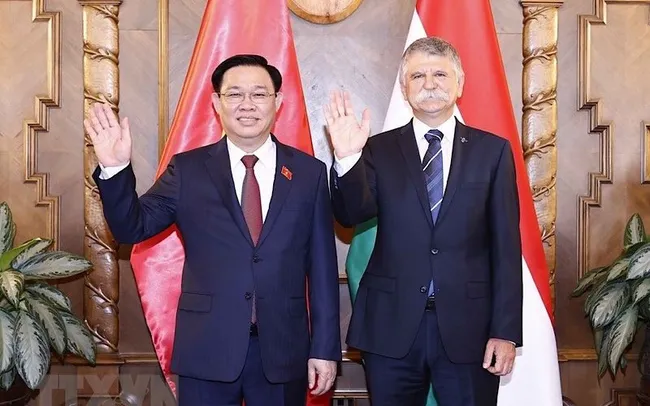 National Assembly (NA) Chairman Vuong Dinh Hue and his Hungarian counterpart László Kövér (Photo: VNA)