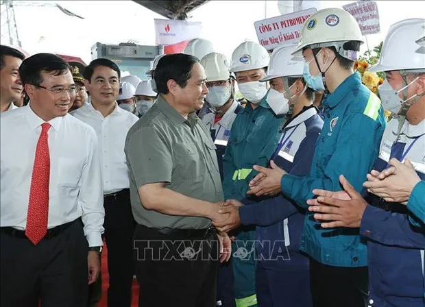 Prime Minister Pham Minh Chinh meets Song Hau 1 Thermal Power Plant staff (Photo: VNA)