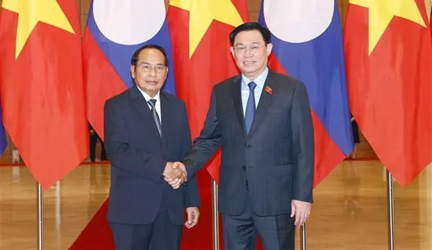 NA Chairman Vuong Dinh Hue (R) welcomes Lao Vice President Bounthong Chitmany. (Photo: VNA)