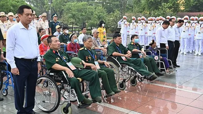 Delegates offer incense at the monument dedicated to fallen soldiers on Bac Son Street, Hanoi, on the morning of July 23. (Photo: Dang Khoa)