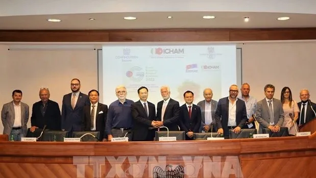 Vietnamese Ambassador to Italy Duong Hai Hung (sixth from left) and other participants at the conference (Photo: VNA)