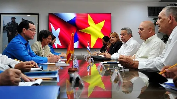 The meeting between the VGCL delegation and Roberto Morales Ojeda, Politburo member and Secretary in charge of organisation affairs of the Communist Party of Cuba (Photo: VNA)