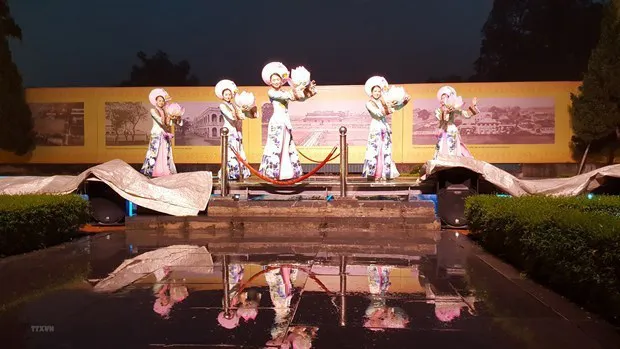 Royal dance performance serving visitors, who choose to explore the Imperial Citadel of Thang Long in Hanoi at night. (Photo: VNA)