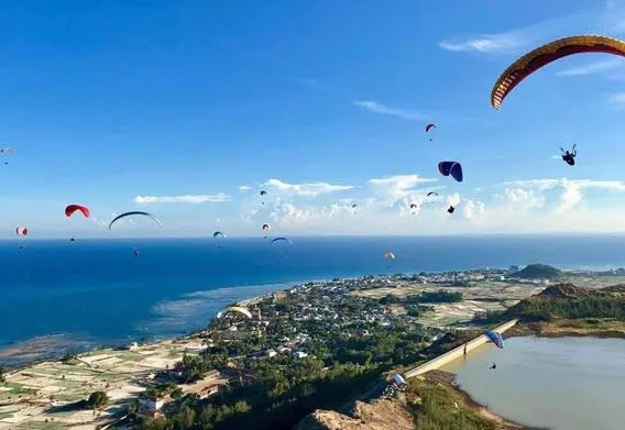 Parachutes fly over the top of Ly Son volcano (Photo: VNA)