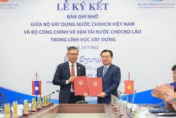Construction Minister Nguyen Thanh Nghi (R) and Lao Minister of of Public Works and Transport Viengsavath Siphandone (Photo: VNA)