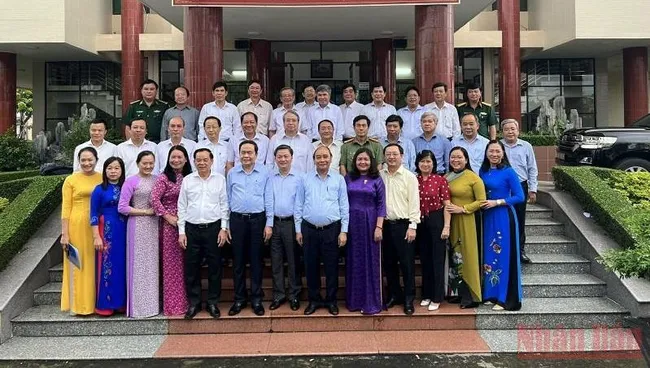 President Nguyen Xuan Phuc and Ben Tre leaders.
