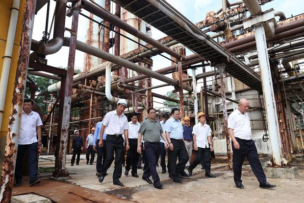 PM Pham Minh Chinh (gray shirt) makes an inspection tour of the Ha Bac Fertiliser Plant (Photo: VNA)