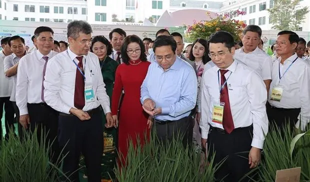 PM Pham Minh Chinh (front, second from right) and others visit an exhibition of scientific and technological models and products at the event (Photo: VNA)