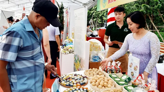 Visitors buy OCOP products at the fair (Photo: hanoimoi.com.vn)
