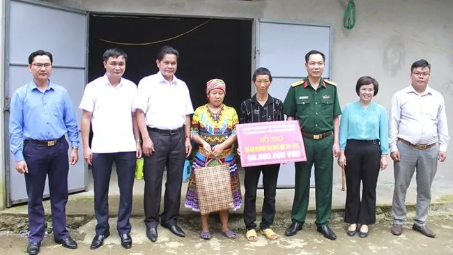 80 million VND delivered to a poor family in Vi Xuyen district, Ha Giang province to help them build a new house (Photo: baohagiang.vn)