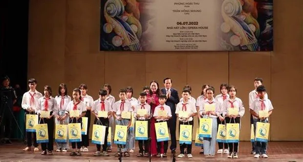 Vice President Nguyen Thi Anh Xuan and Minister of Labour Invalids and Social Affairs Dao Ngoc Dung, present scholarships to disadvantaged children at the event (Photo: VNA)