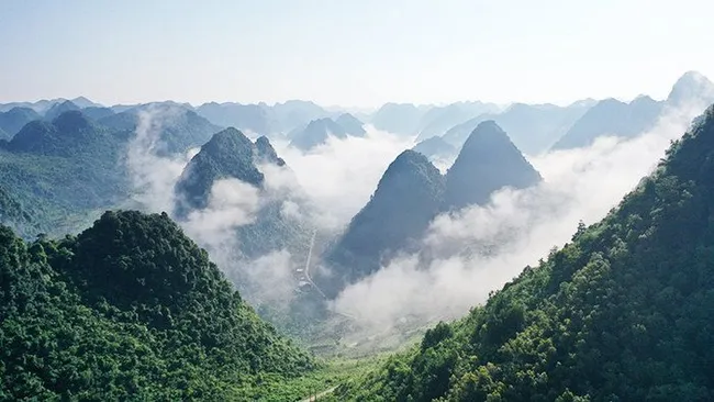 Chasing clouds is an interesting experience in Luc Khu. (Photo: VAN TIEP)