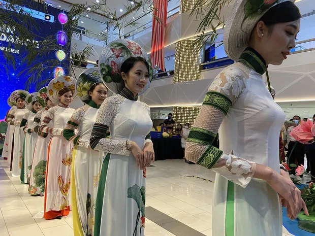The exhibition hosted by the Vietnam - Malaysia Business Association (VMBIZ) features an 