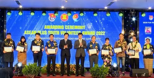 Ten individuals honoured as the winners of ASEAN Plus Youth Volunteer Award 2022. (Photo: VNA)