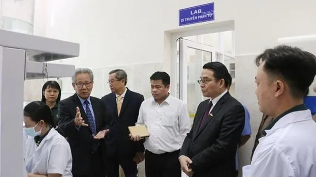 Governor of Cambodia's Champasak province Vilayvong Bouddakham (second, right) visits Dinh Thanh Agricultural Research Centre under Loc Troi Group JSC in An Giang on August 26. (Photo: VNA)