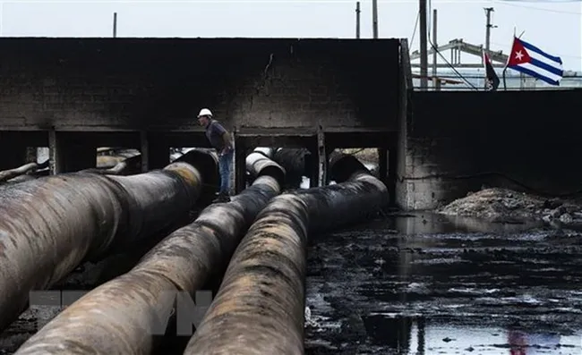 The severe fire at Cuba’s largest oil storage facility kills 16 people and injures 132 others. (Photo: AFP/VNA)