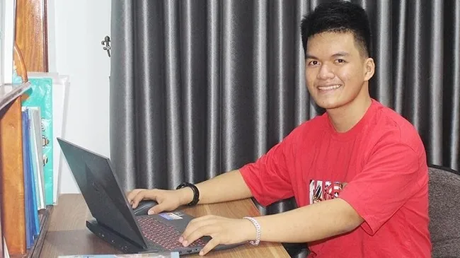 Truong Khanh Hung, an 18-year-old student from Le Quy Don High School for the Gifted in Quang Tri province, receives scholarships to 12 US universities (Photo: NDO/Quang Huy)