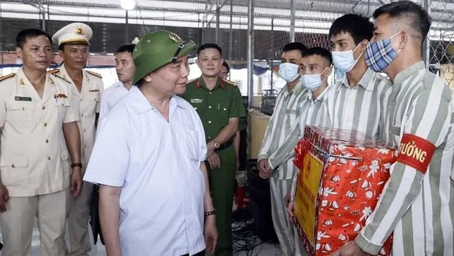 President Nguyen Xuan Phuc presents gifts to inmates at a detention centre in Dong Nai Province. (Photo: VNA)