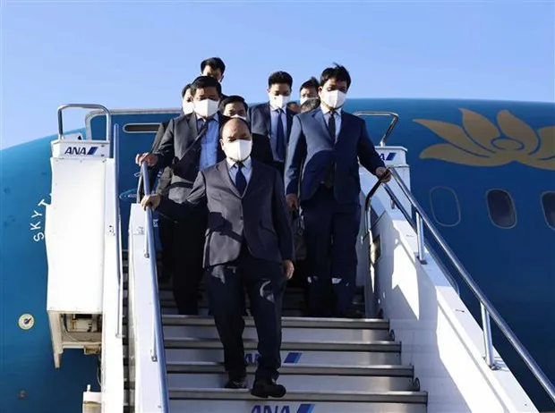 President Nguyen Xuan Phuc and a high-ranking Party and State delegation arrived in Tokyo on September 25 afternoon. (Photo: VNA)