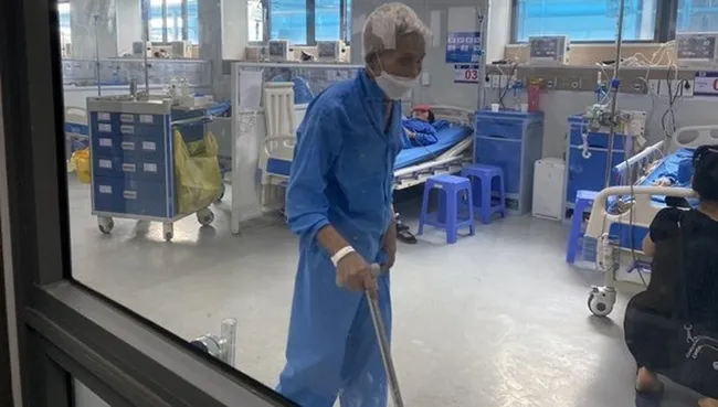 Most of severe COVID-19 cases are the elderly with underlying diseases. (Photo: VNA)