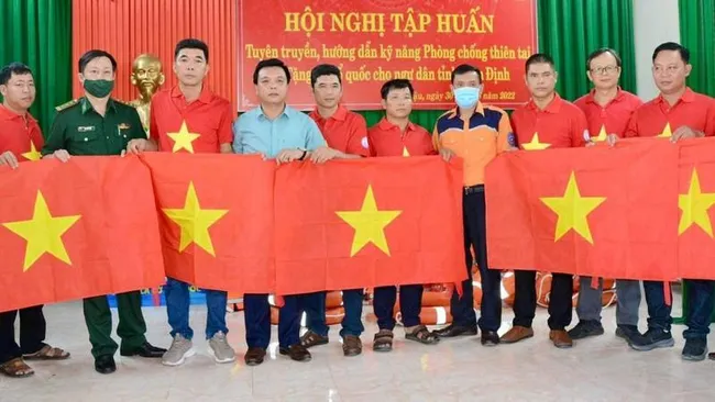 As many as 10,000 national flags were presented to fishermen in Nam Dinh Province at a conference held in the province on August 30.