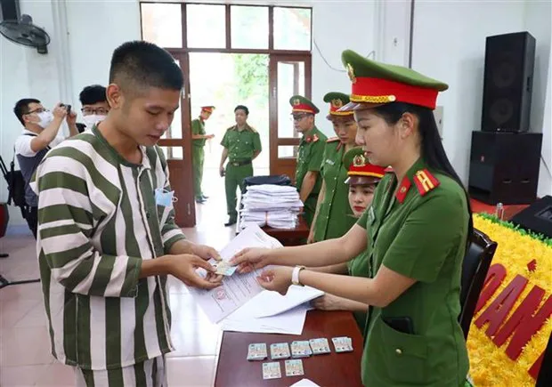 Amnestied prisoners in Vinh Quang Prison receive new ID cards. (Photo: VNA)