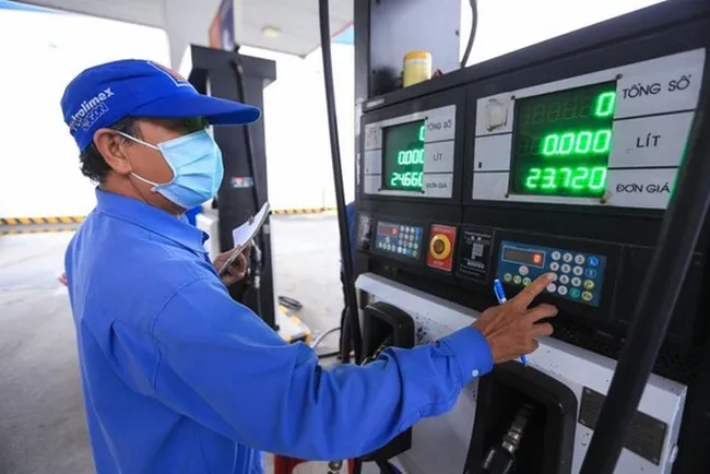 Gasoline prices unexpectedly drop but oil prices climb on September 5. (Photo: SGGP)