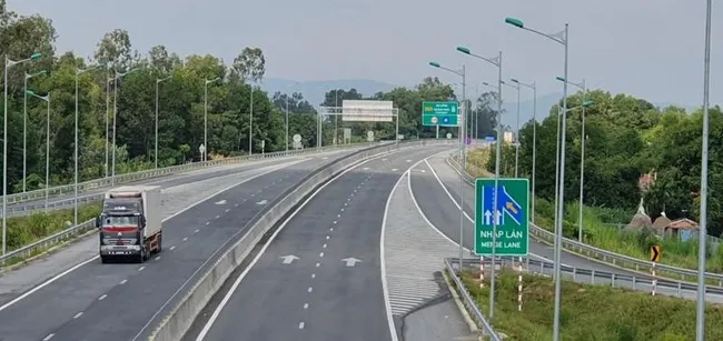 A section of Da Nang-Quang Ngai Expressway. (Photo: VEC)