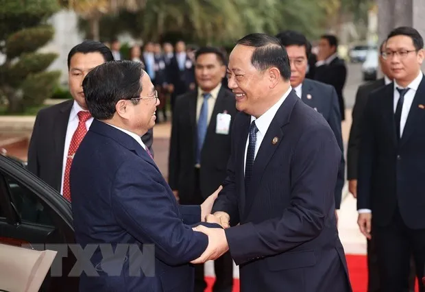 Prime Minister Pham Minh Chinh (L) welcomed by his Lao counterpart Sonexay Siphandone (Photo: VNA)
