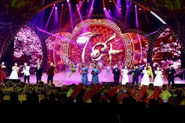 President Nguyen Xuan Phuc beats the drum to kick off the 2023 “Xuan Que Huong” (Homeland Spring). (Photo: VNA)