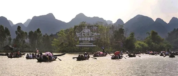 Visitors to the Huong(Perfume) Pagoda are carried down the Yen stream by boats. (Photo: VNA)