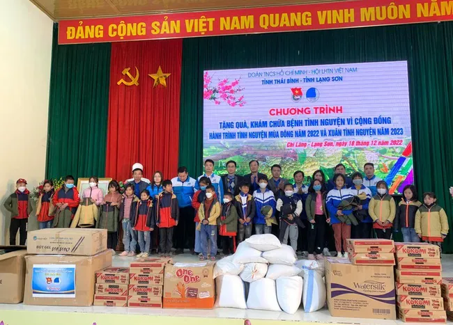Gifts presented to disadvantaged children and households in Lang Son