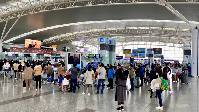 Noi Bai airport records busiest day on February 22 as Tet holiday ends.